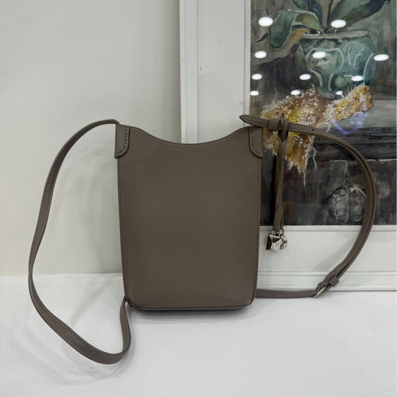 Loro piana 斜背小包Bale phone case 大象灰 輕巧又實用-2