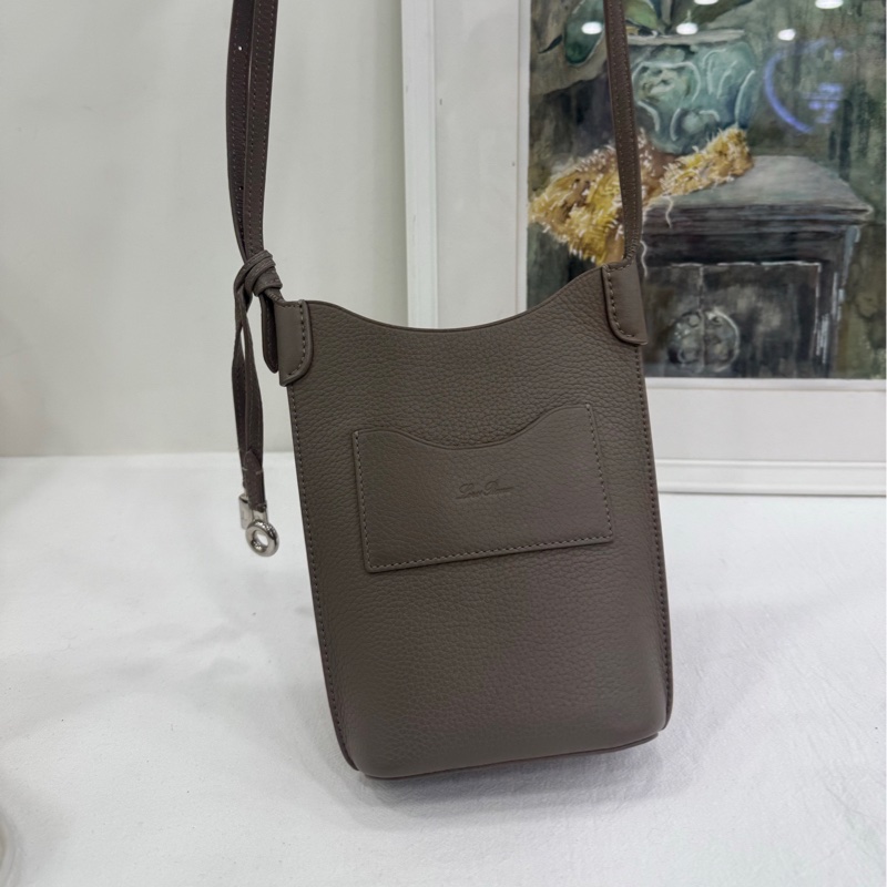 Loro piana 斜背小包Bale phone case 大象灰 輕巧又實用-6