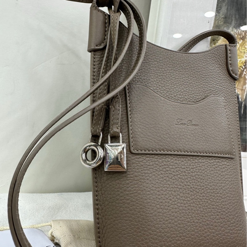 Loro piana 斜背小包Bale phone case 大象灰 輕巧又實用-7