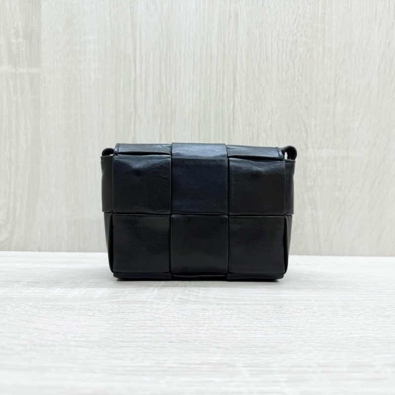 BV黑色小牛皮6格CassetteMINI側背包-1