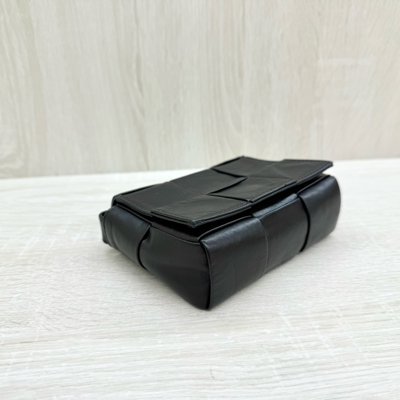 BV黑色小牛皮6格CassetteMINI側背包-5