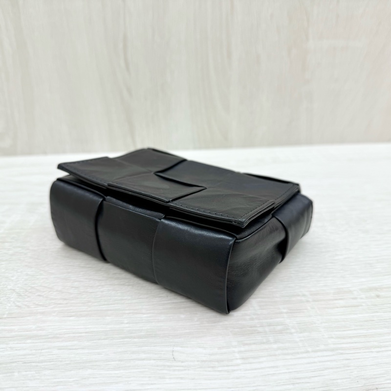 BV黑色小牛皮6格CassetteMINI側背包-6