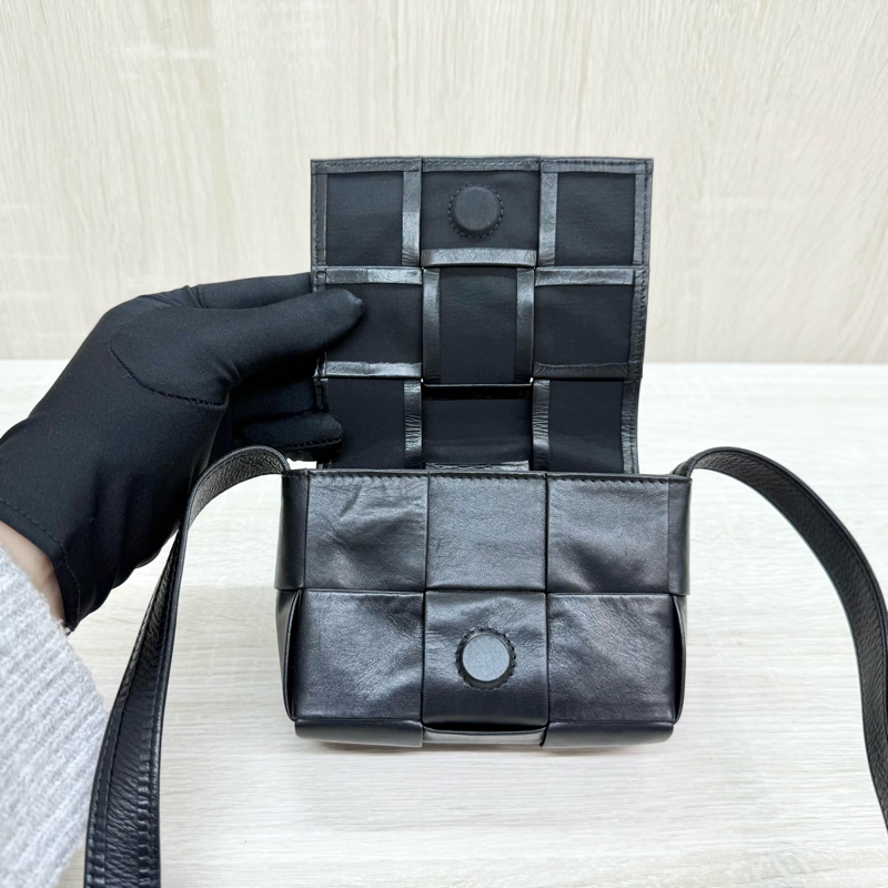 BV黑色小牛皮6格CassetteMINI側背包-7