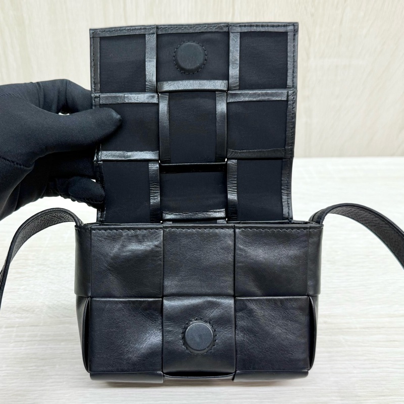 BV黑色小牛皮6格CassetteMINI側背包-10