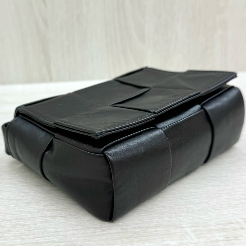 BV黑色小牛皮6格CassetteMINI側背包-11