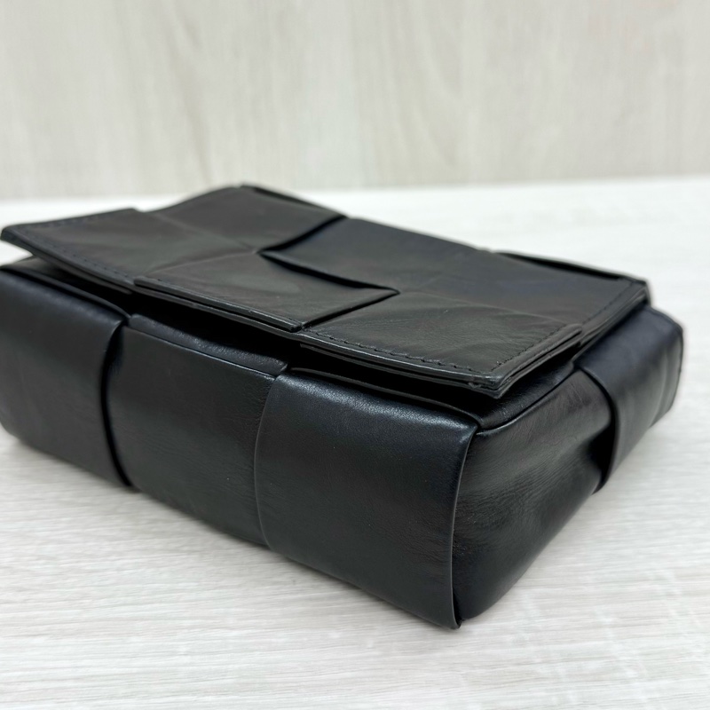 BV黑色小牛皮6格CassetteMINI側背包-12