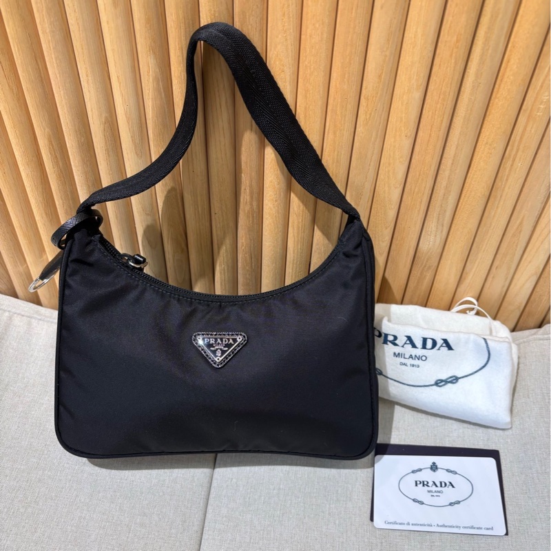 Prada Hobo 2000腋下包。黑色尼龍。 Re-Edition 2000系列。經典三角標。 99新近閒置-0