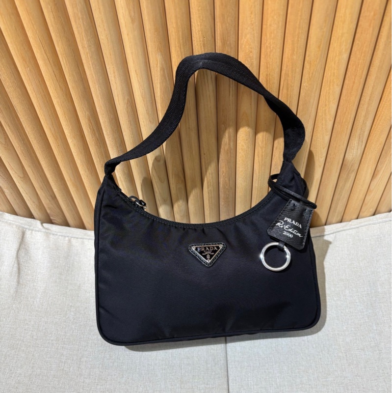 Prada Hobo 2000腋下包。黑色尼龍。 Re-Edition 2000系列。經典三角標。 99新近閒置-1
