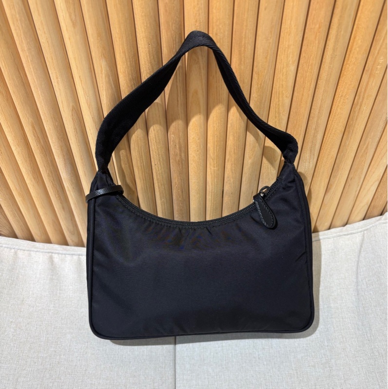 Prada Hobo 2000腋下包。黑色尼龍。 Re-Edition 2000系列。經典三角標。 99新近閒置-2