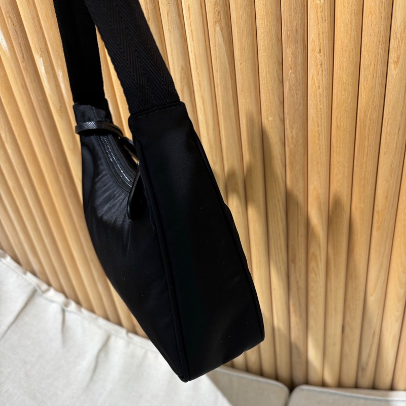 Prada Hobo 2000腋下包。黑色尼龍。 Re-Edition 2000系列。經典三角標。 99新近閒置-3
