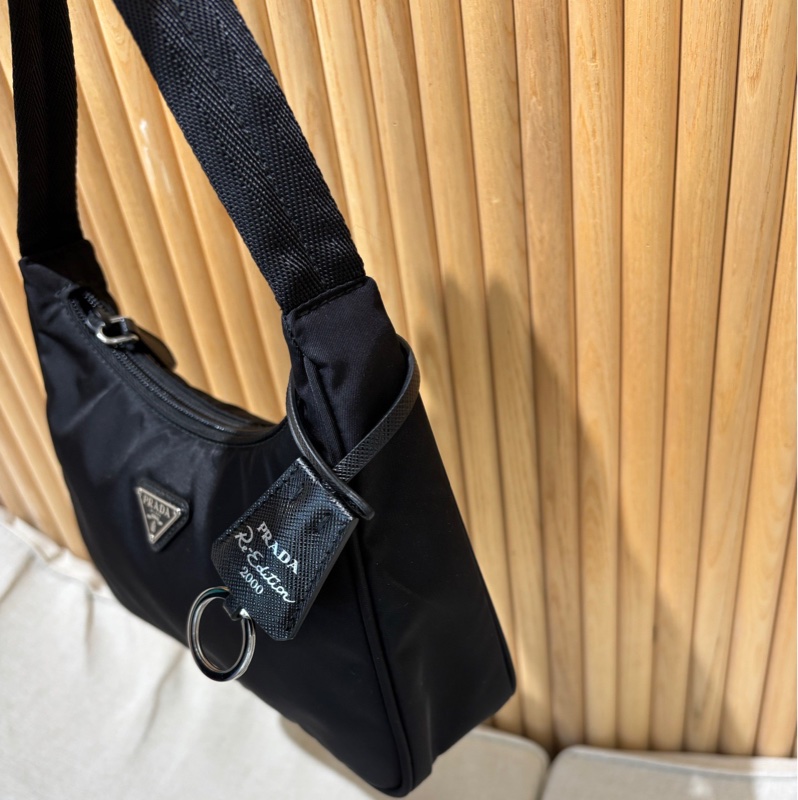Prada Hobo 2000腋下包。黑色尼龍。 Re-Edition 2000系列。經典三角標。 99新近閒置-4