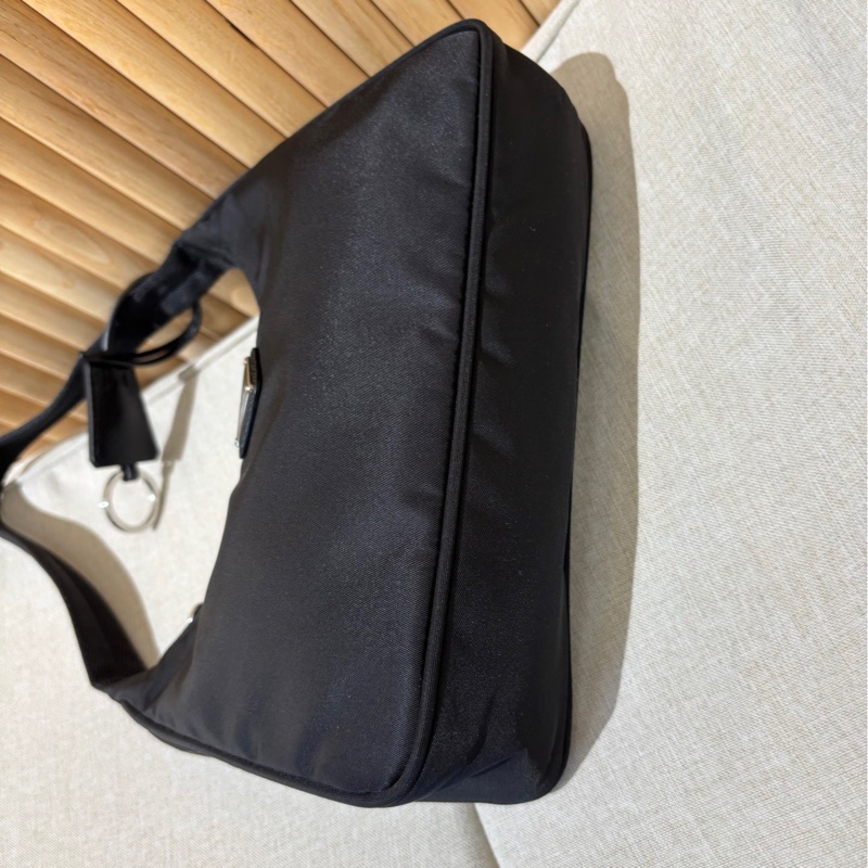 Prada Hobo 2000腋下包。黑色尼龍。 Re-Edition 2000系列。經典三角標。 99新近閒置-5