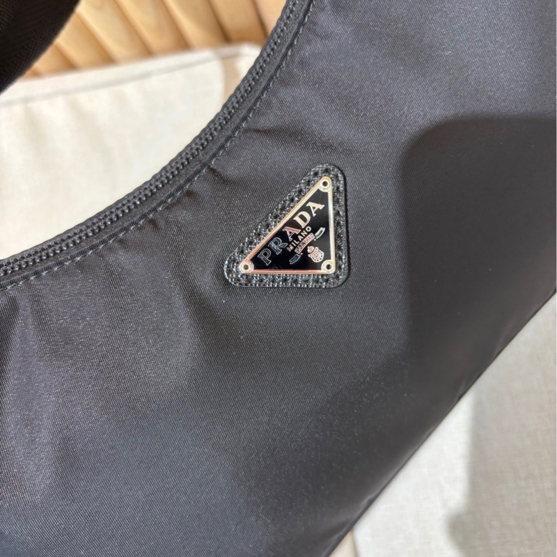 Prada Hobo 2000腋下包。黑色尼龍。 Re-Edition 2000系列。經典三角標。 99新近閒置-6