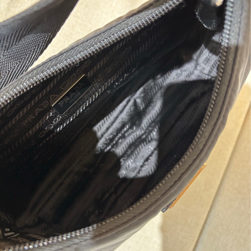Prada Hobo 2000腋下包。黑色尼龍。 Re-Edition 2000系列。經典三角標。 99新近閒置-9