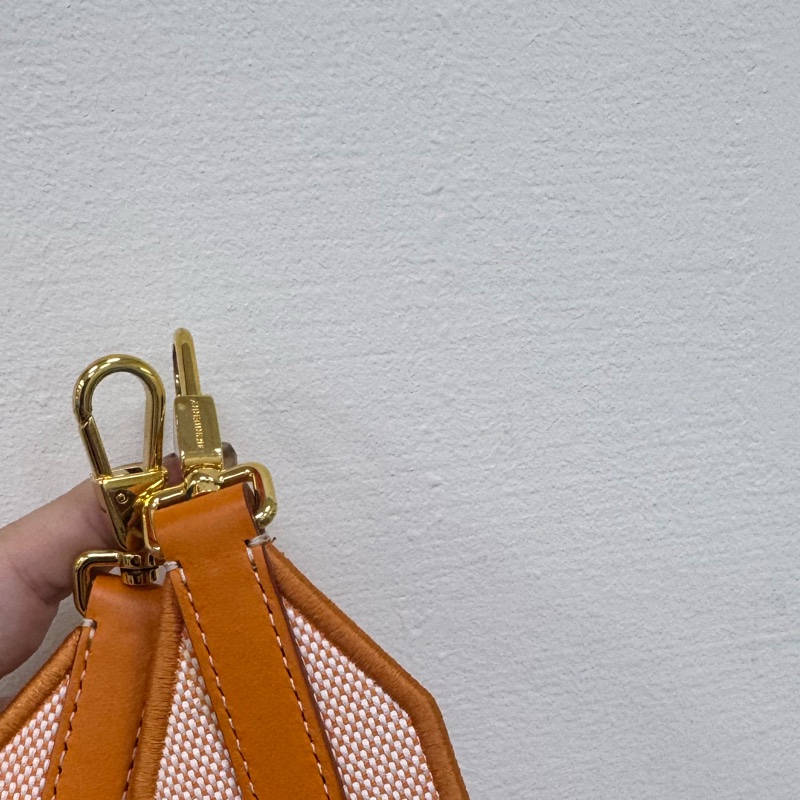 Burberry 經典標誌logo寬背袋-13