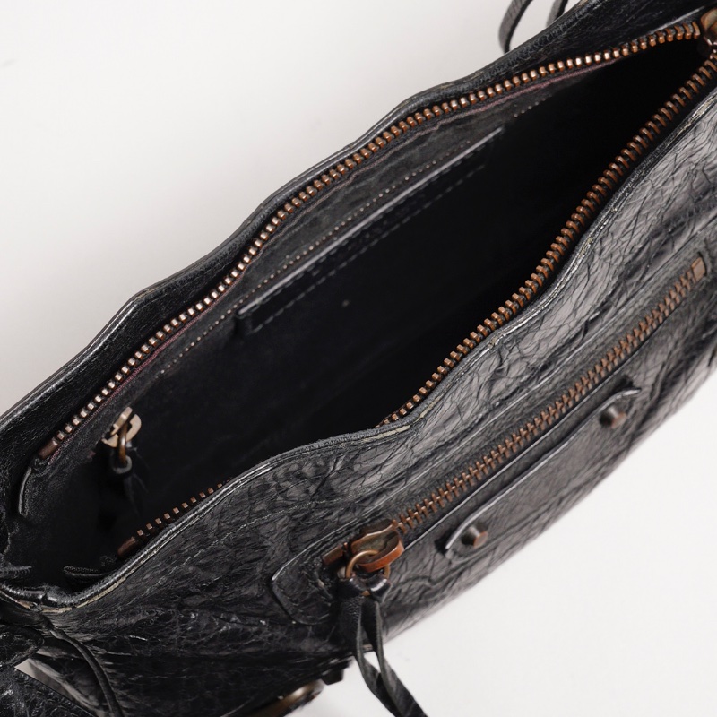 Balenciaga hip復古黑色羊皮斜背包-11