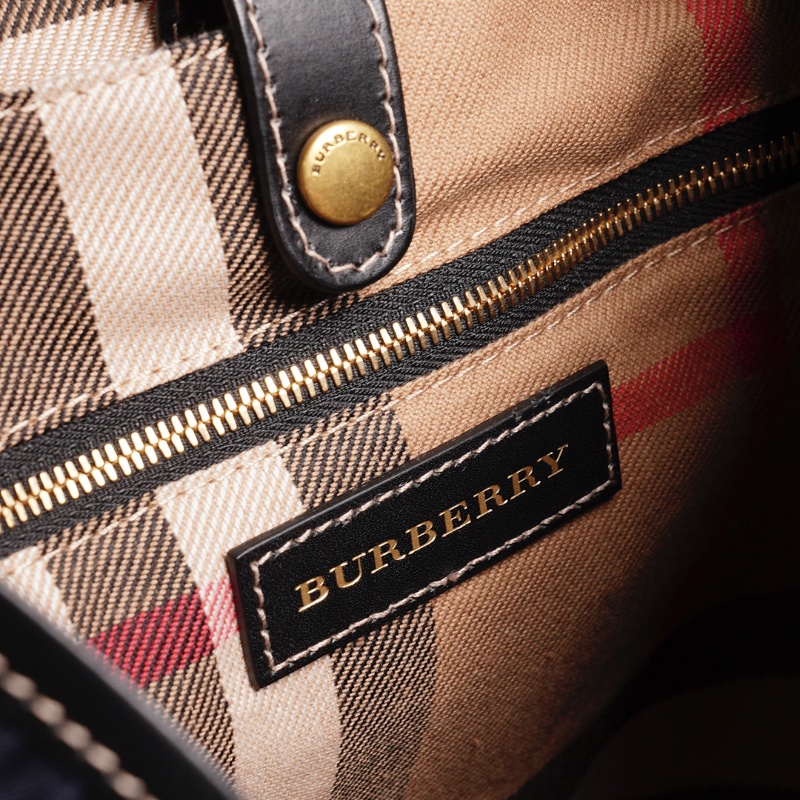 BURBERRY  The Rucksack Vintage 經典金色LOGO翻蓋中型後背包(藍色/M)-17