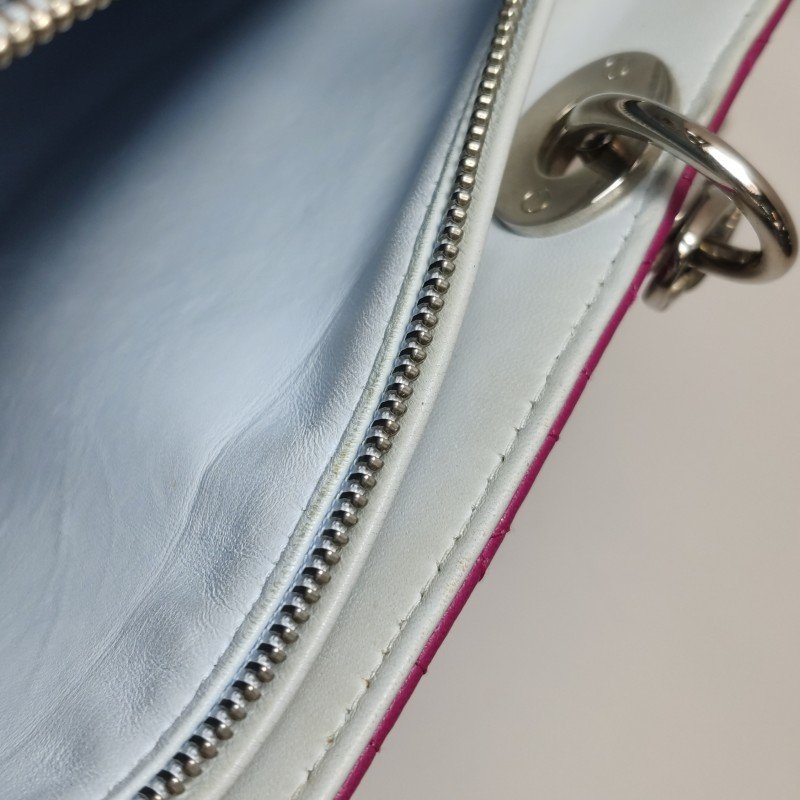 Dior Lady Dior戴妃包大號羊皮拼色藤格紋Logo字母吊飾手提包-10