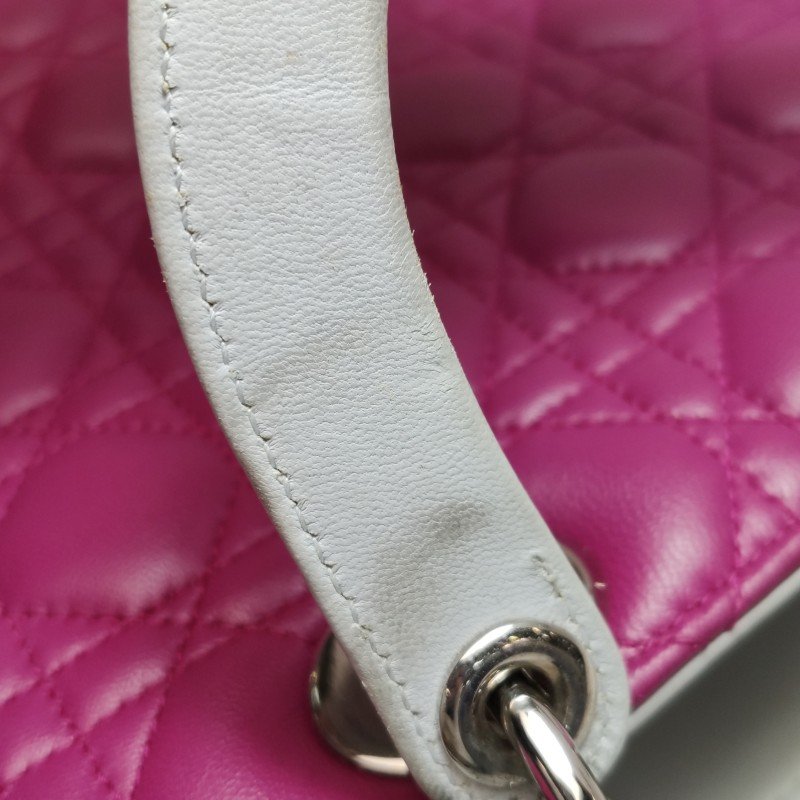 Dior Lady Dior戴妃包大號羊皮拼色藤格紋Logo字母吊飾手提包-16