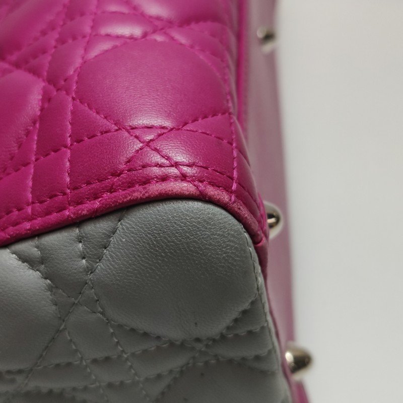 Dior Lady Dior戴妃包大號羊皮拼色藤格紋Logo字母吊飾手提包-20