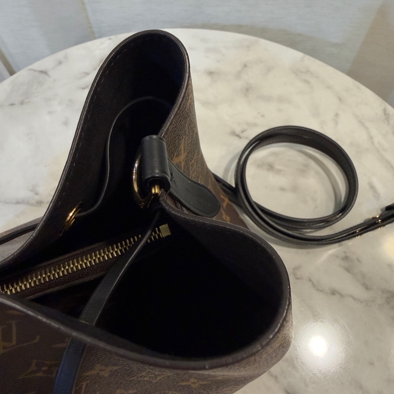 LV 原花黑牛皮Neo Noe MM肩斜背水桶包M44020-11