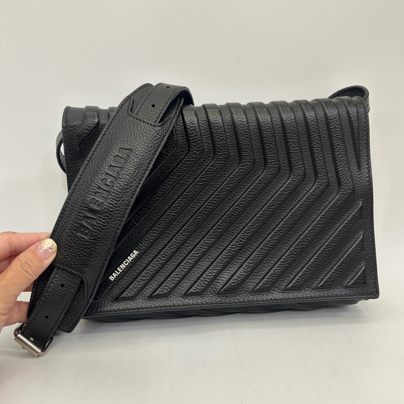 Balenciaga 黑牛皮下蓋8卡輪胎斜背包-0