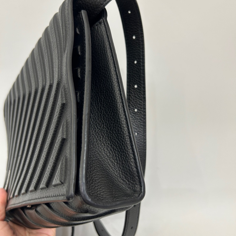 Balenciaga 黑牛皮下蓋8卡輪胎斜背包-2