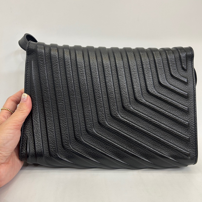 Balenciaga 黑牛皮下蓋8卡輪胎斜背包-4