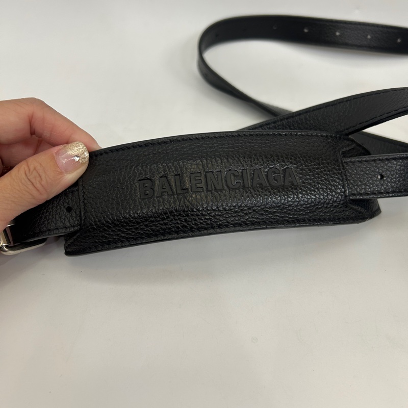 Balenciaga 黑牛皮下蓋8卡輪胎斜背包-6