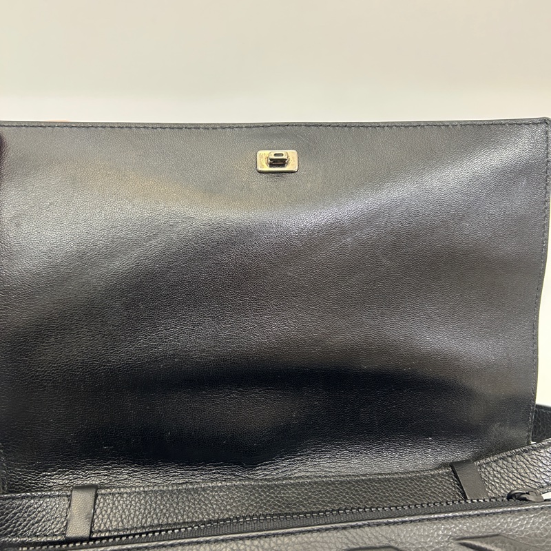 Balenciaga 黑牛皮下蓋8卡輪胎斜背包-8