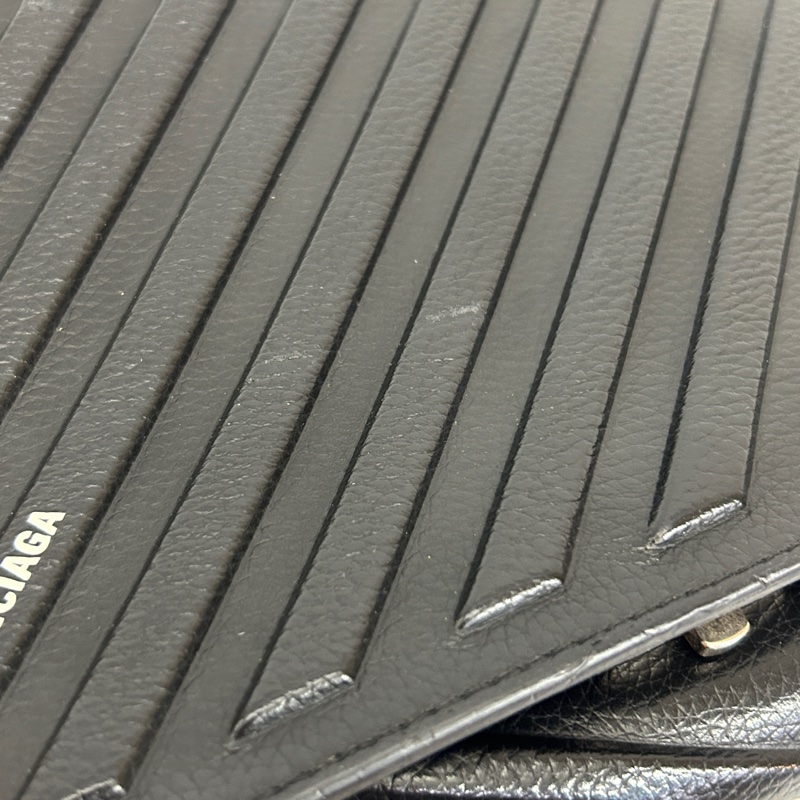 Balenciaga 黑牛皮下蓋8卡輪胎斜背包-12