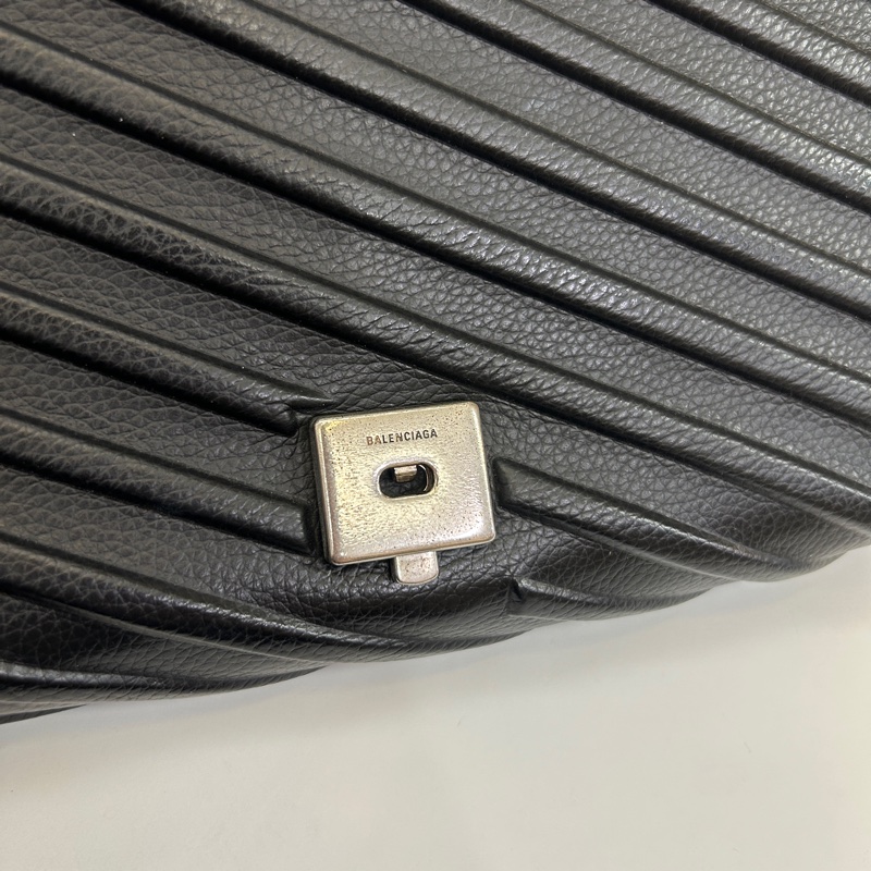 Balenciaga 黑牛皮下蓋8卡輪胎斜背包-13