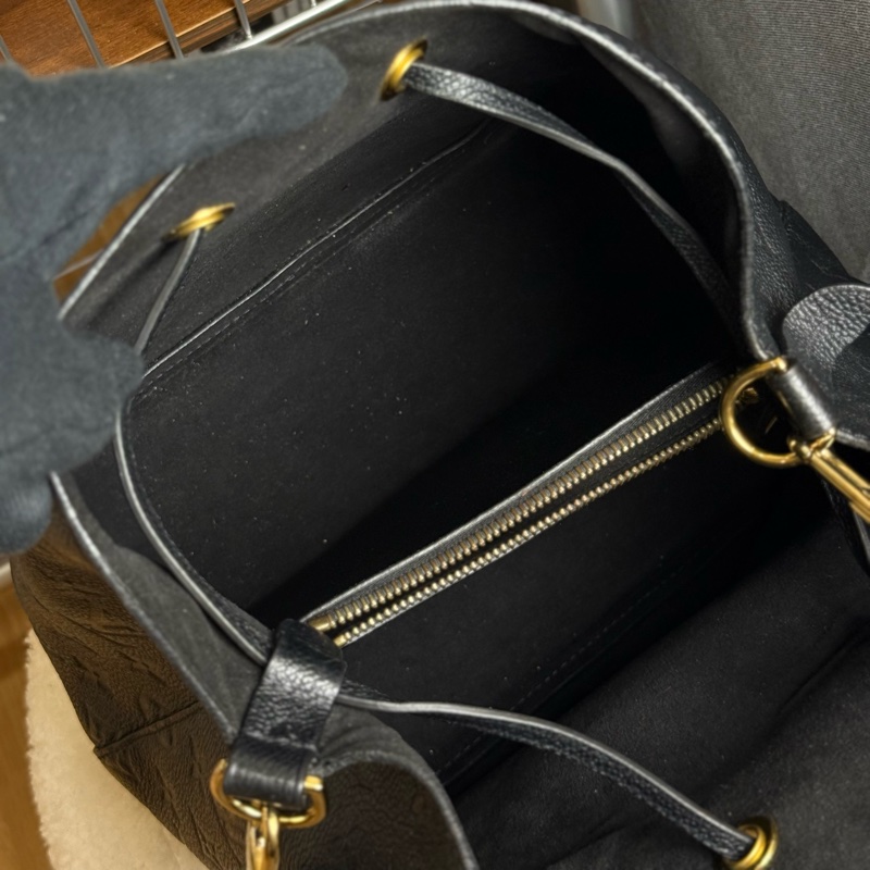 LV NEONOE BB 黑金壓花全皮 手柄水桶包 ✨最新晶片款-14