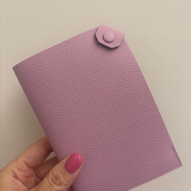 現貨商品 全新商品 台灣專櫃 正貨商品 Hermes 錦葵紫X9護照套-16