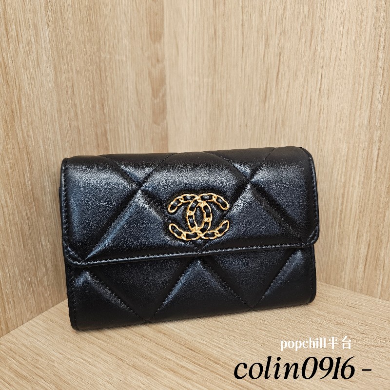 [19就是耐看☺️] Chanel黑19系列霧金釦中夾-0