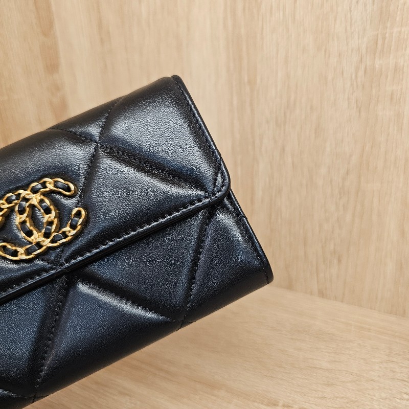 [19就是耐看☺️] Chanel黑19系列霧金釦中夾-1