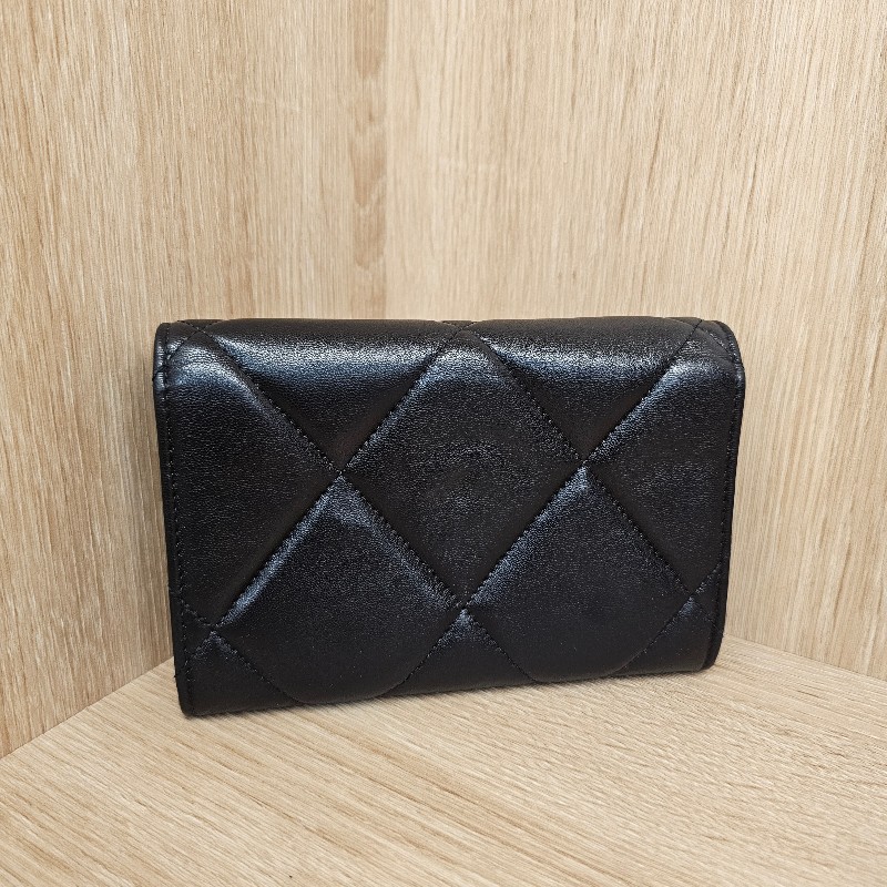 [19就是耐看☺️] Chanel黑19系列霧金釦中夾-4