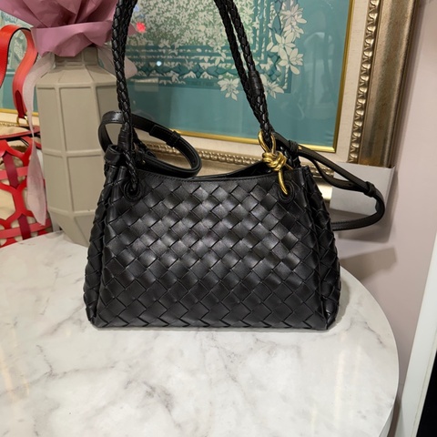 BV 黑羊皮細編織Barachute金釦肩斜背包835921VCPPT1019