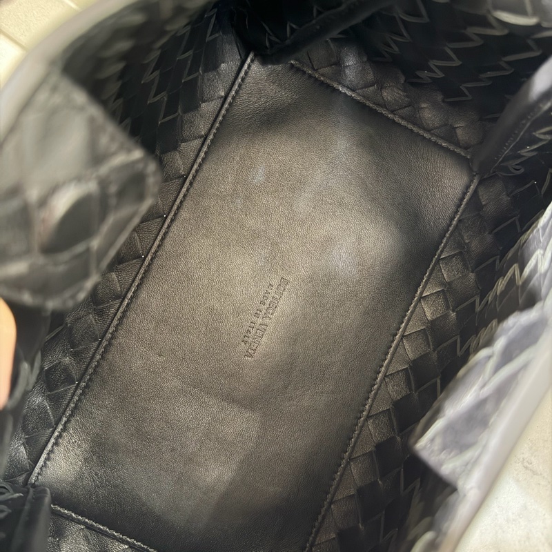 BV 黑羊皮細編織Barachute金釦肩斜背包835921VCPPT1019-5