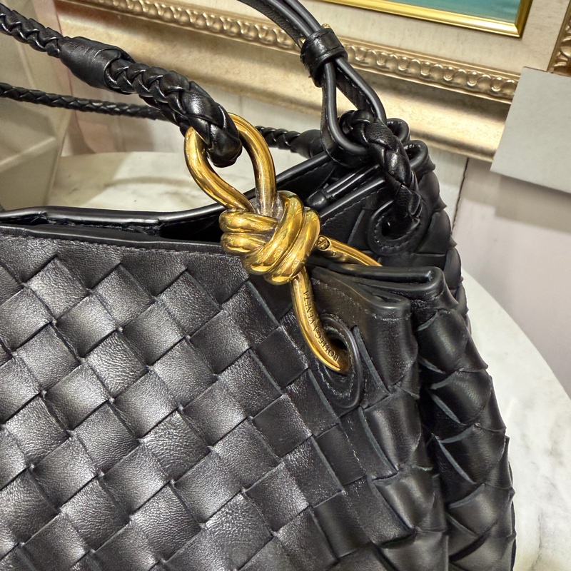 BV 黑羊皮細編織Barachute金釦肩斜背包835921VCPPT1019-6