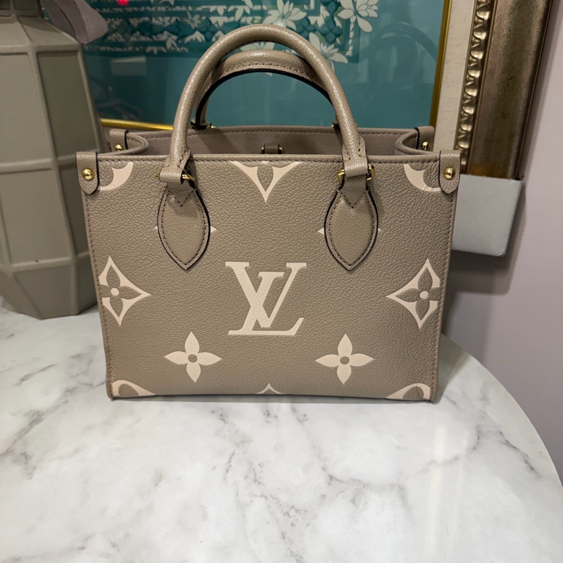 LV 斑鳩灰牛皮壓紋OnTheGoPM金釦手提肩斜背包M45779-1