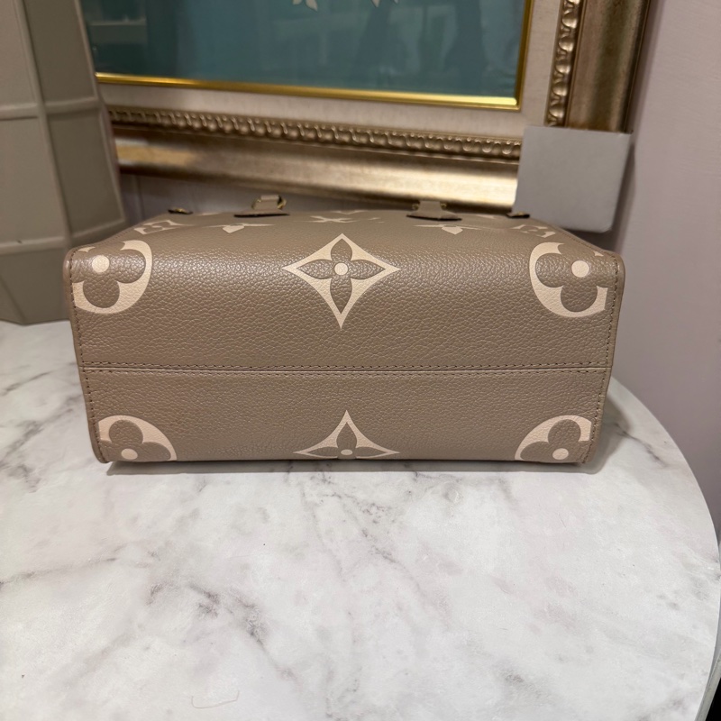 LV 斑鳩灰牛皮壓紋OnTheGoPM金釦手提肩斜背包M45779-2