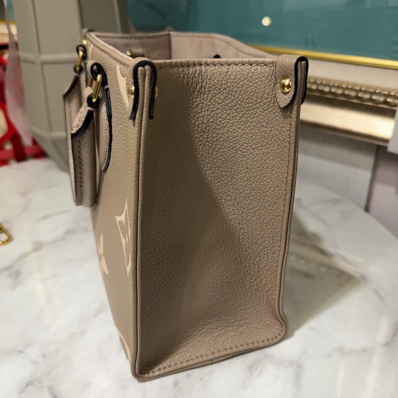 LV 斑鳩灰牛皮壓紋OnTheGoPM金釦手提肩斜背包M45779-3