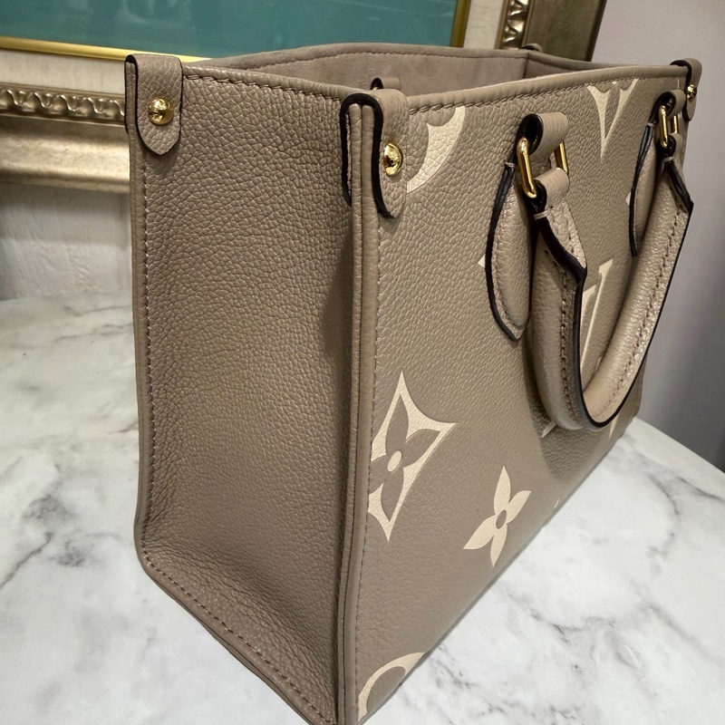 LV 斑鳩灰牛皮壓紋OnTheGoPM金釦手提肩斜背包M45779-4