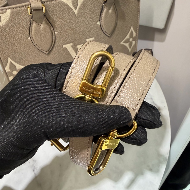 LV 斑鳩灰牛皮壓紋OnTheGoPM金釦手提肩斜背包M45779-6