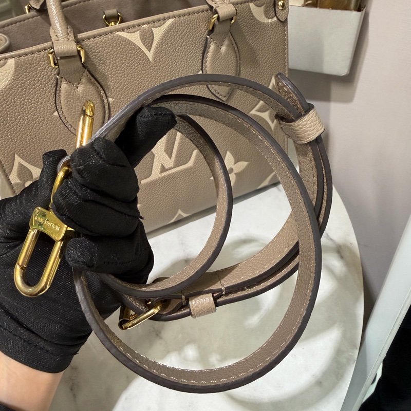 LV 斑鳩灰牛皮壓紋OnTheGoPM金釦手提肩斜背包M45779-7