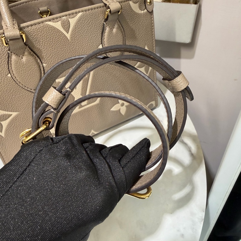 LV 斑鳩灰牛皮壓紋OnTheGoPM金釦手提肩斜背包M45779-8