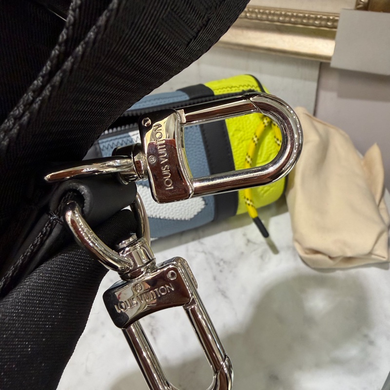 LV 藍牛皮拚黃白牛皮壓紋Polochon銀釦肩斜背包M59927-6