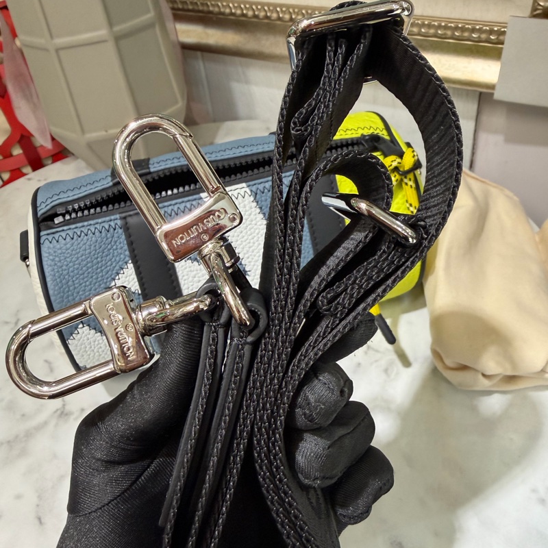 LV 藍牛皮拚黃白牛皮壓紋Polochon銀釦肩斜背包M59927-7