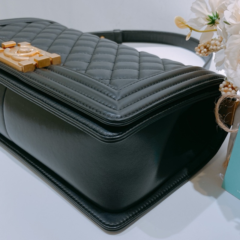 TW4584 CHANEL 香奈兒中號經典Boy系列鏈帶包包BOY 25CM LAMBSKIN-25